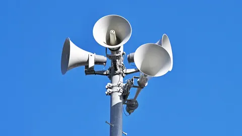 Жовтий рівень тривоги: Кабмін дозволив закладам працювати, відвідувачам — лишати
