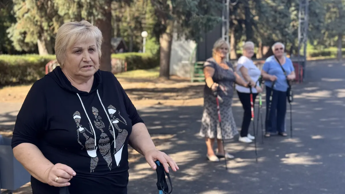 У Вінниці люди віком 60+ роками ходять зі скандинавськими палицями: що це дає