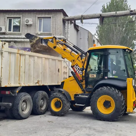 Наслідки удару по Дніпру: знищений гаражний кооператив, поранені під завалами