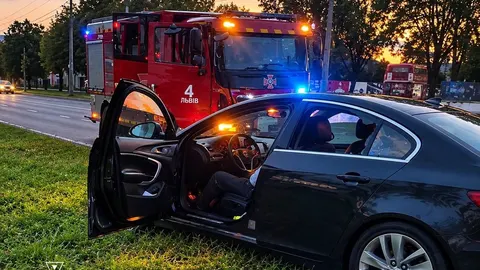 У Львові рятувальники врятували водія, якому стало зле за кермом
