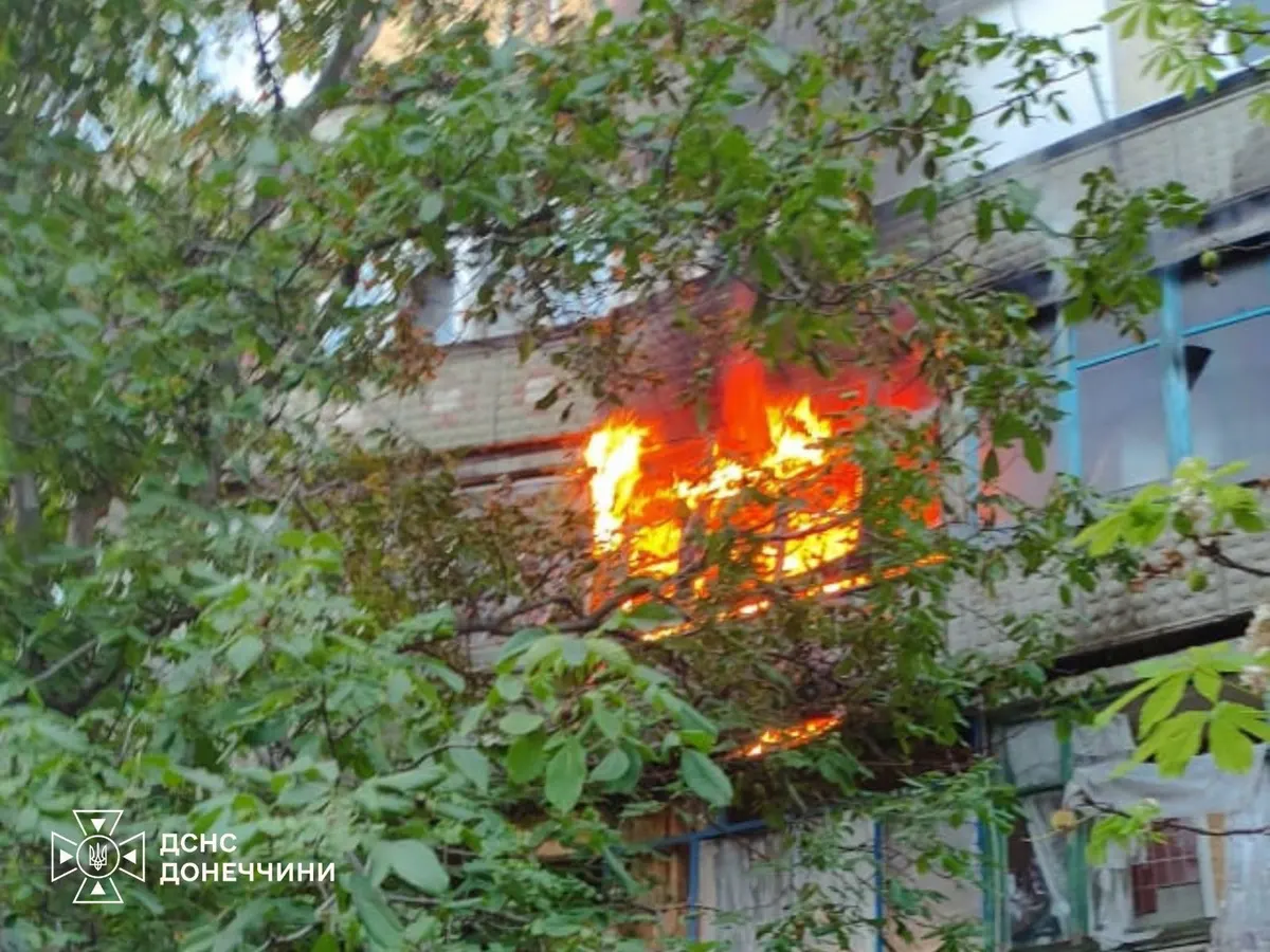 Удар по Краматорську: з палаючої дев'ятиповерхівки врятували двох людей