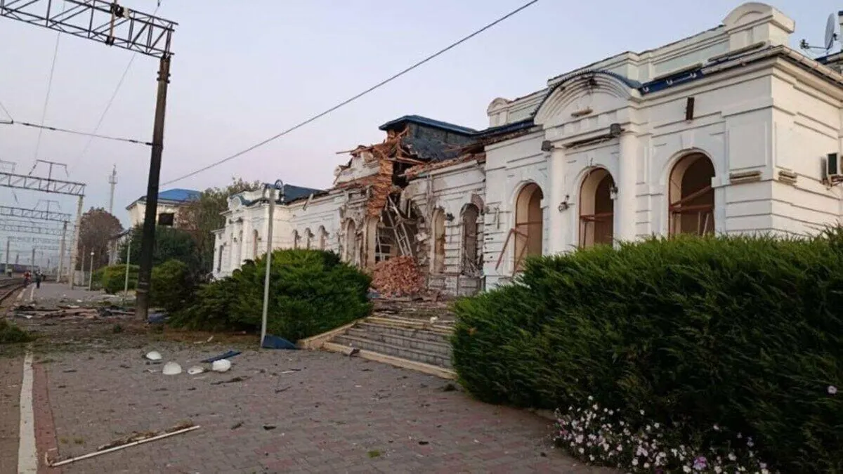 Удар по вокзалу на Харківщині та скасування приміських потягів: що це змінює