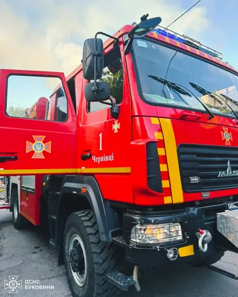 Пожежа в багатоповерхівці на Буковині: рятувальники евакуювали 20 людей