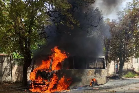 У Нікополі через атаку РФ згорів рейсовий автобус, загинув водій