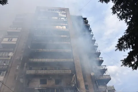 Атака на Краматорськ: рятувальники винесли з палаючої багатоповерхівки дев'ятьох
