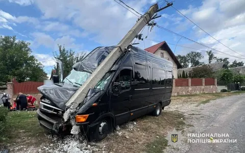 ДТП на Тернопільщині: автобус з пасажирами врізався в електроопору, водій був п'яний