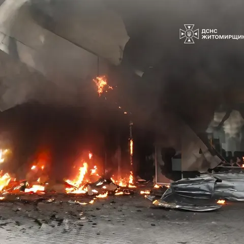 Удар по магазину в Звягелі: що стоїть за денною атакою на Житомирщину