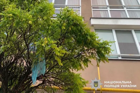 Підлітки на Обухівщині скинули пакет із водою на немовля: що загрожує