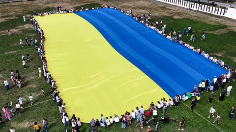 «Донецький велетень»: у Здолбунові втретє підняли найбільший прапор України