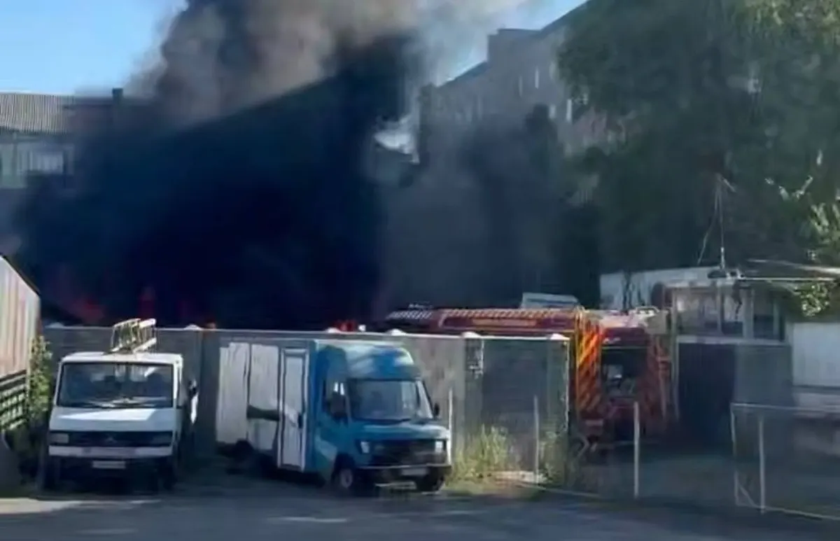 Пожежа в Луцьку: постраждалого госпіталізували, причини встановлюють