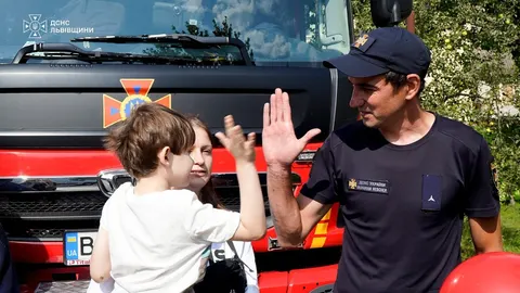 Врятований з-під завалів Сашко зустрівся з рятувальниками у Львові