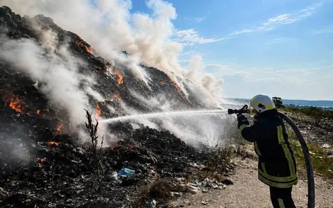 На Тернопільщині гасять масштабну пожежу на сміттєзвалищі