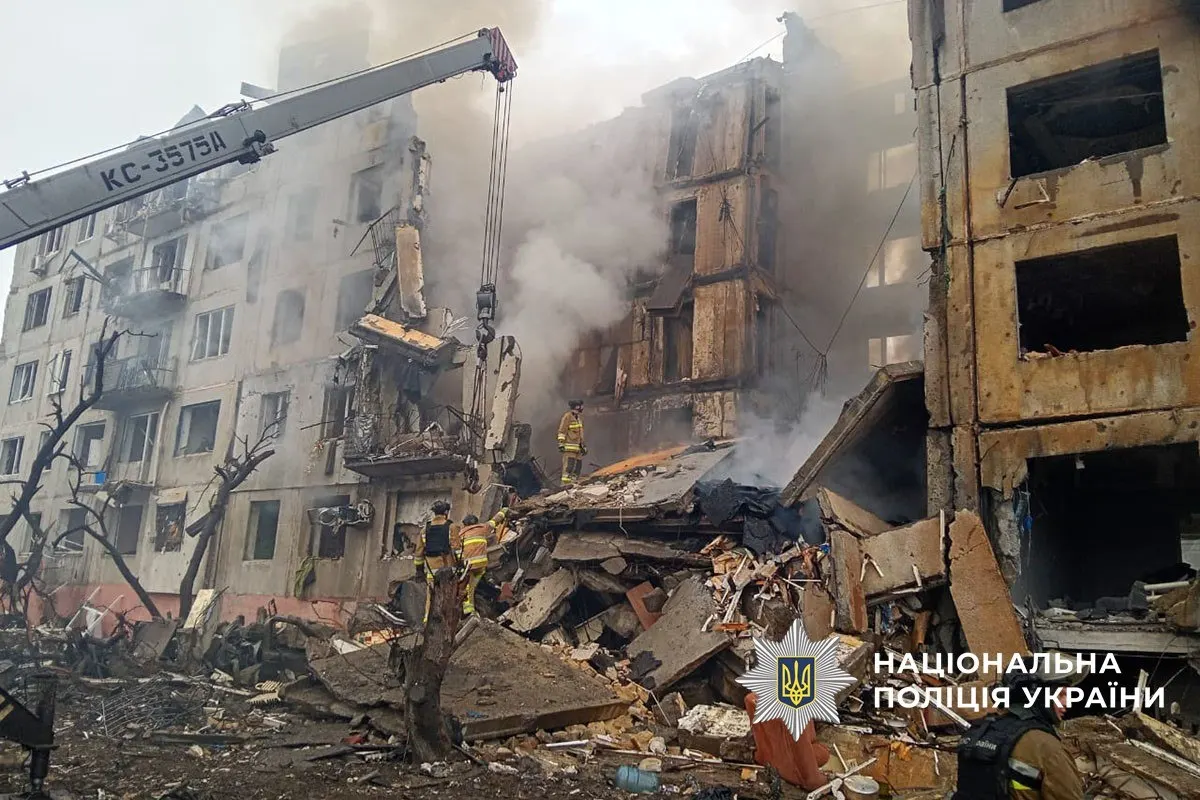 Авіаудар по Олександрівці: під завалами п'ятиповерхівки можуть бути люди, серед них діти