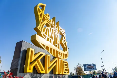 Нічна атака на Київ: вибухи та пожежа в Оболонському районі