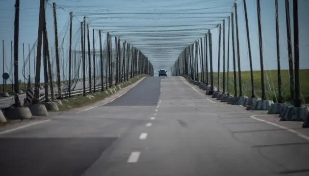 Понад 1300 км прифронтових доріг вкрили антидроновими сітками