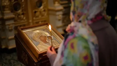 Селфі в храмі: що насправді дозволяє церква, а що може зашкодити