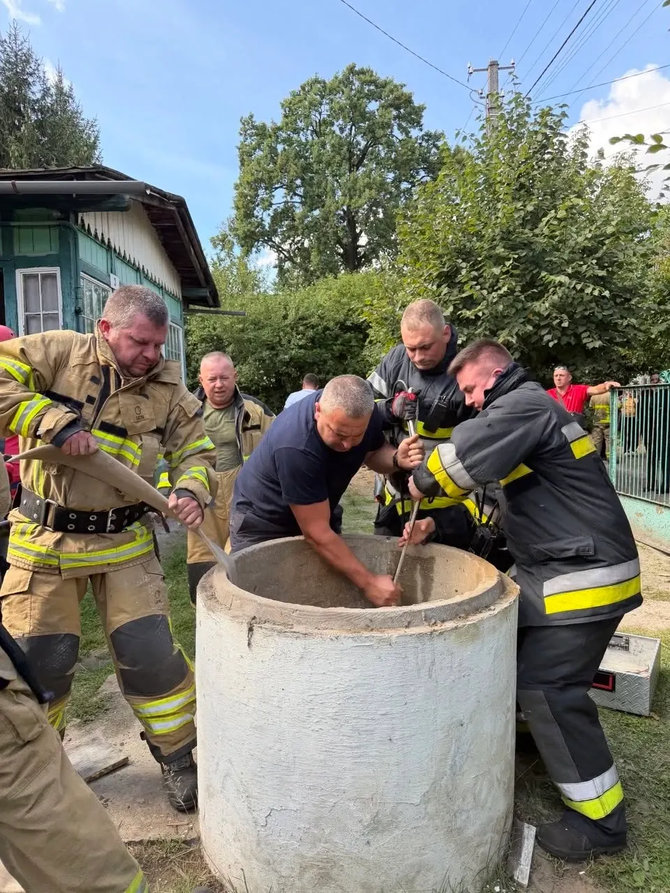 На Львівщині чоловік загинув, упавши в 20-метрову криницю