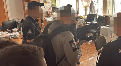 Побори у поліції Кривого Рогу: затримано керівника, який тікав за кордон