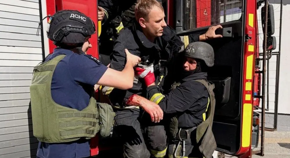 У Нікополі росіяни вдарили по рятувальниках під час гасіння пожежі