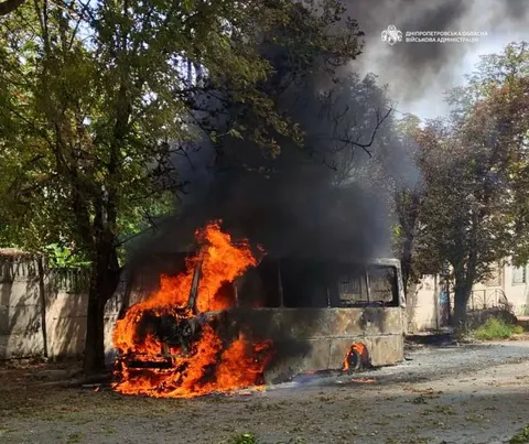 Удар по автобусу в Нікополі: загинув водій, ще один поранений