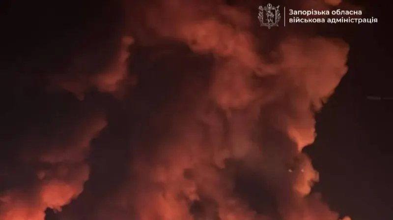 Удар по Запоріжжю: пожежа в ТЦ та 1200 людей без світла