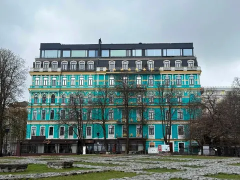 Історичну будівлю на Володимирській знову надбудовують попри припис