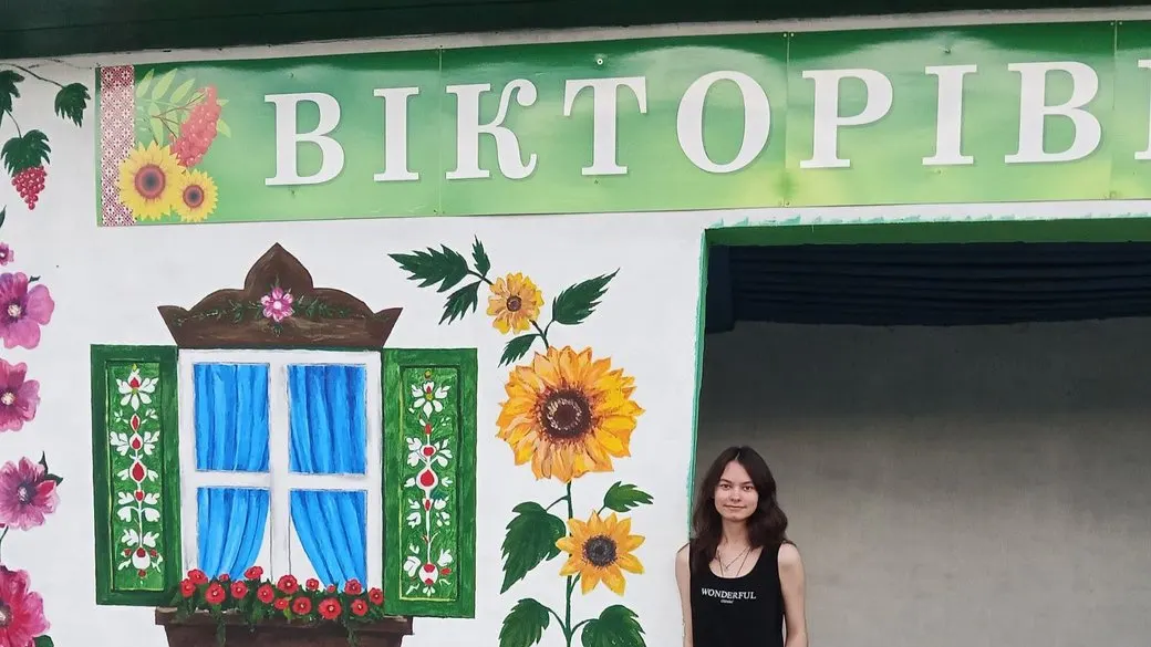 На Черкащині 15-річна дівчина розмалювала автобусну зупинку