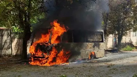 У Нікополі російський удар спалив рейсовий автобус: загинув водій
