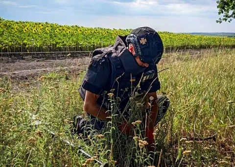 Піротехніки з Тернопільщини очищують Харківщину від вибухівки
