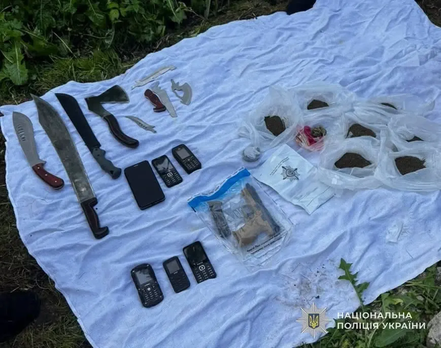 На Самбірщині викрили чоловіка, який вирощував коноплі та збував канабіс