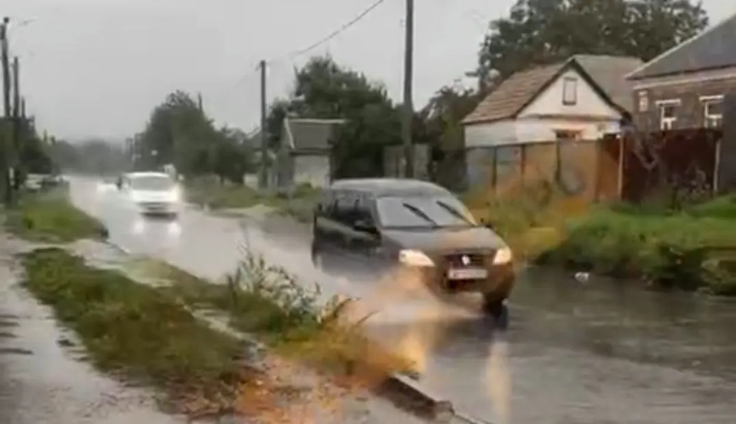 Злива у Дніпрі: підтоплення вулиць і вода в салоні автобуса №9К