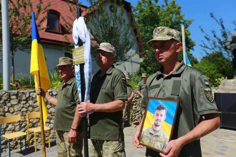 На Збаражчині попрощалися з 24-річним бойовим медиком Віталієм Гакалом