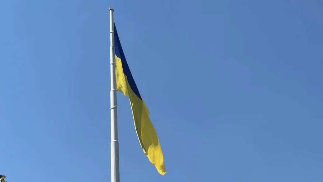 У Краматорську встановили найбільший прапор Донеччини після атак РФ