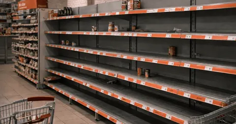 РФ знищує продовольчі склади: що це означає для українців