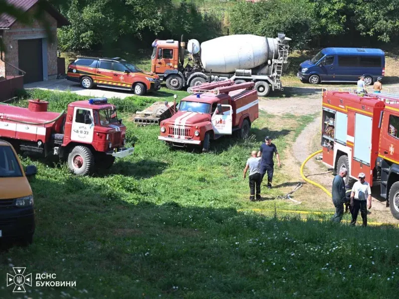 Масштабна пожежа на Буковині: вогонь охопив три будівлі