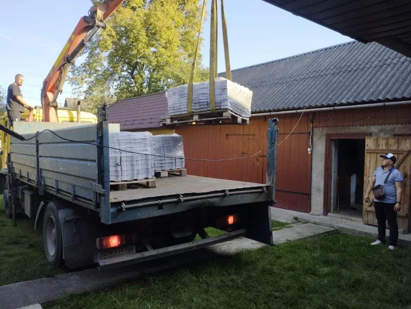 Безбар'єрність починається з подвір'я: на Глибоччині ветерану пристосовують двір
