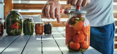Які кришки для консервації зіпсують усю вашу працю: поради експертів