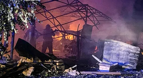 Наслідки атаки на Одещину: пожежі, пошкоджені будинки та автівки у двох районах