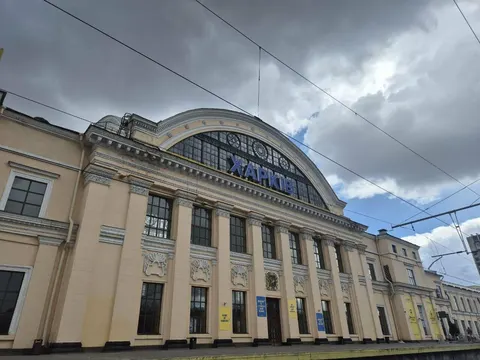 Обстріли заходу України спричинили колапс залізниці: потяги затримуються до 18 г