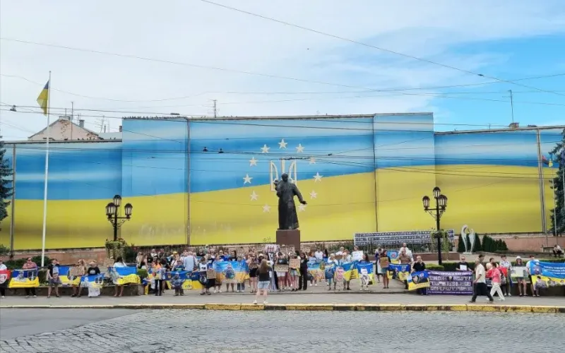 У Чернівцях розгорнуть 380-метровий прапор із обличчями полонених та зниклих воїнів
