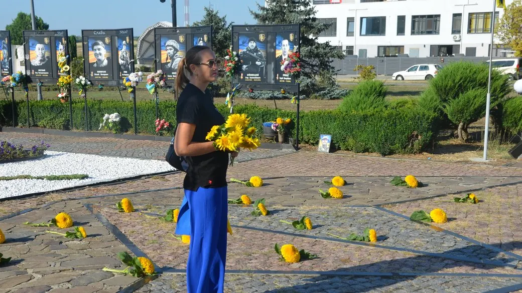 У Південноукраїнську вшанували пам'ять загиблих захисників соняшниками