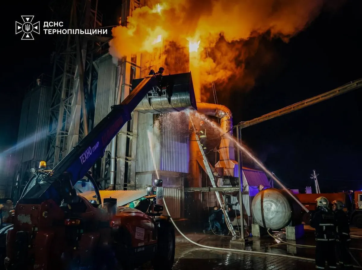 На Тернопільщині вночі горіла зерносушарка: вогонь зупинили за кілька метрів від сусіднього комплексу