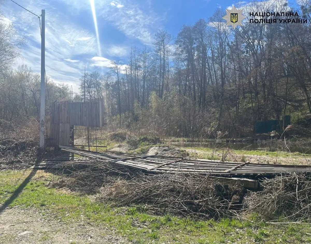 Киянин самовільно огородив ділянку в «Сирецькому гаю»: справу передано до суду