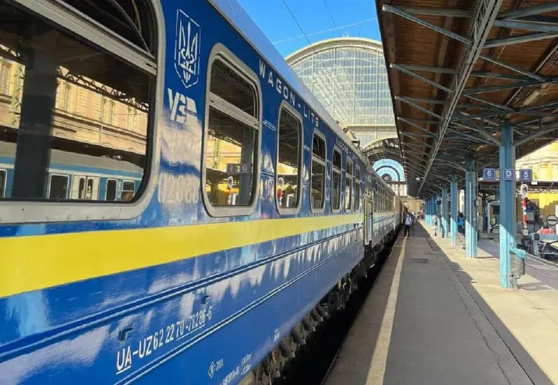 Затримки потягів до Чернівців: що відомо пасажирам