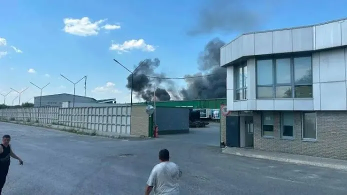 У Дніпрі російська атака знищила склад ВООЗ із гумдопомогою
