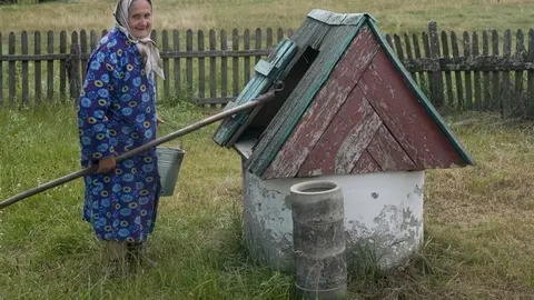 86-річна Надія з Рівненщини сама рубає дрова та доглядає город