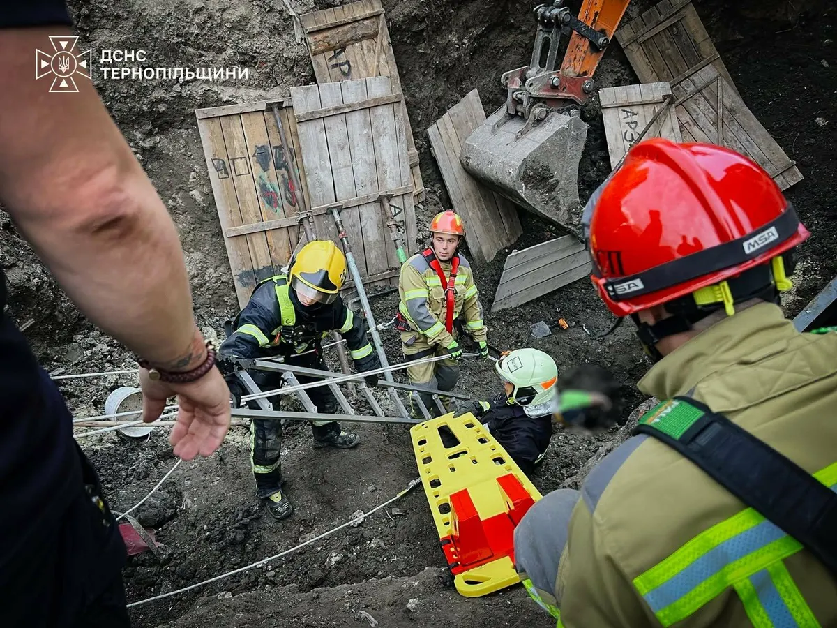 Обвал ґрунту в Тернополі: двоє робітників загинули в траншеї