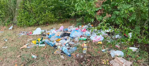 Сміттєва криза на Тернопільщині: берег озера перетворився на звалище
