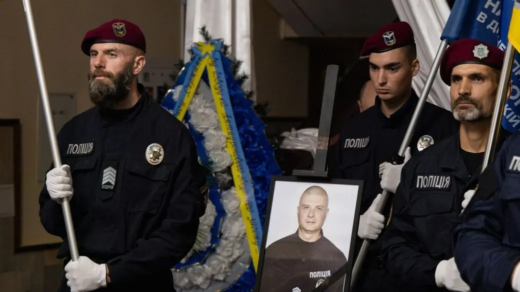 У Дніпрі попрощалися з поліцейським, який загинув від удару дрона у Марганці