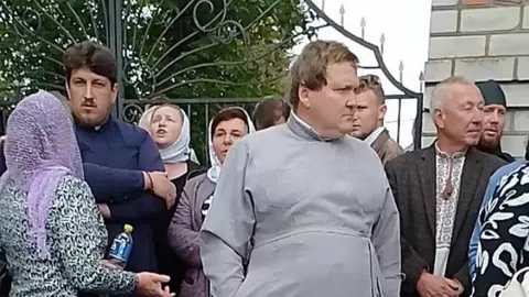 Конфлікт біля храму на Житомирщині: громада ПЦУ отримала документи, але не потра